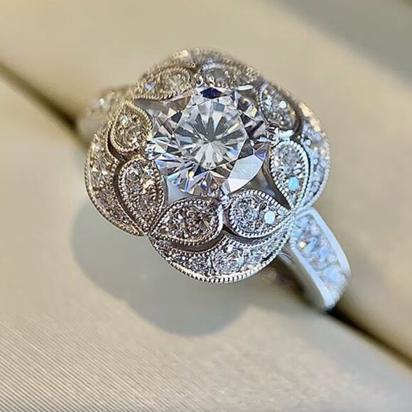 NEW 18k White Gold Round Cut Diamond Ring Cocktail Ring - Picture 1 of 7